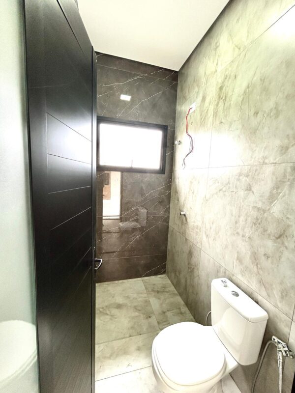 Encantadora residência com 155 m² de área construída em um terreno amplo de 420 m² - Imagem 11