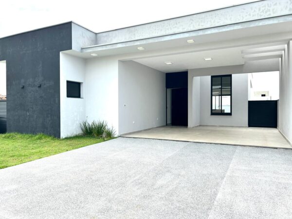 Encantadora residência com 155 m² de área construída em um terreno amplo de 420 m²