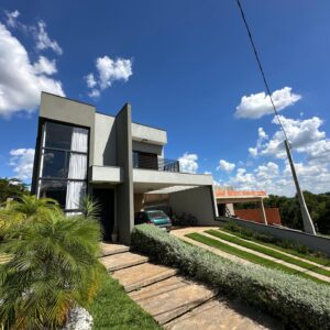 Casa com 280m² de construção, com quatros quartos sendo 3 suítes.