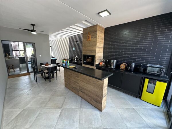 Casa com 280m² de construção, com quatros quartos sendo 3 suítes. - Image 7