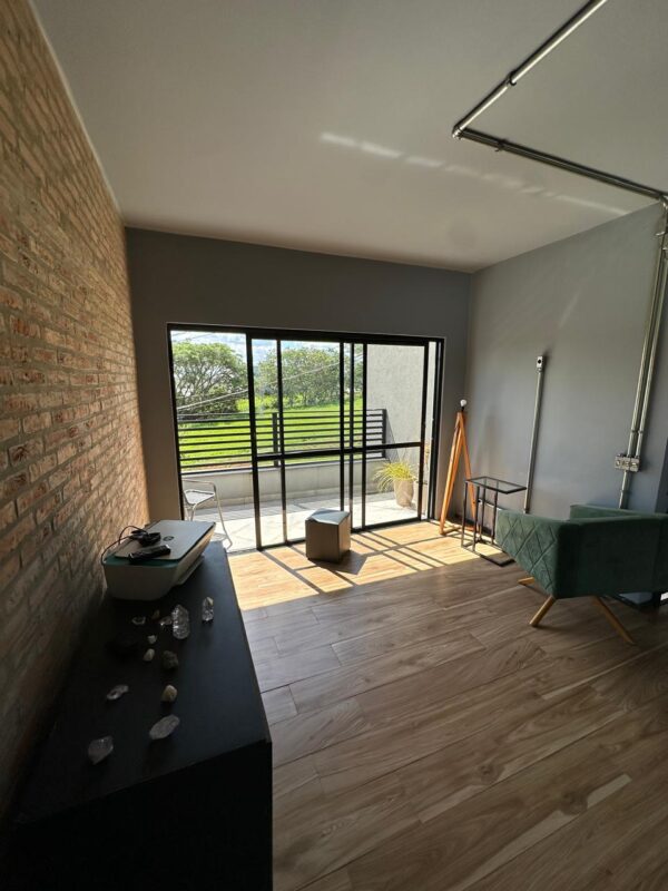 Casa com 280m² de construção, com quatros quartos sendo 3 suítes. - Image 11