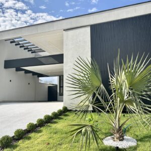 Casa com 3 dormitórios sendo uma suíte.